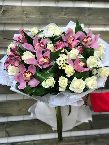 Букет цветов из: Розы и Хризантемы в Гатлукае