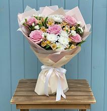 Букет цветов из:  Гвоздики, Орхидеи и Розы в Гатлукае