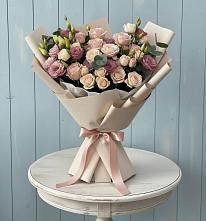 Букет цветов из:  Розы и Лизиантусы в Гатлукае