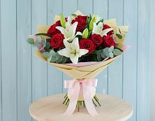 Букет цветов из:  Лилии и Розы в Гатлукае