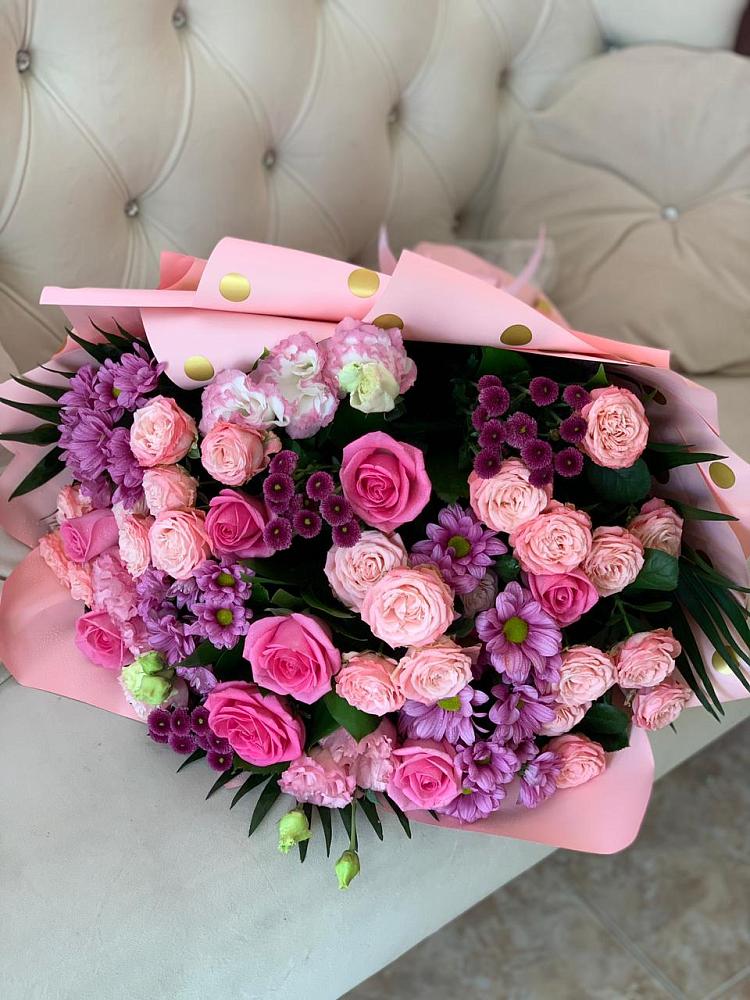 Букет цветов из: Хризантемы, Розы и Лизиантусы в Гатлукае