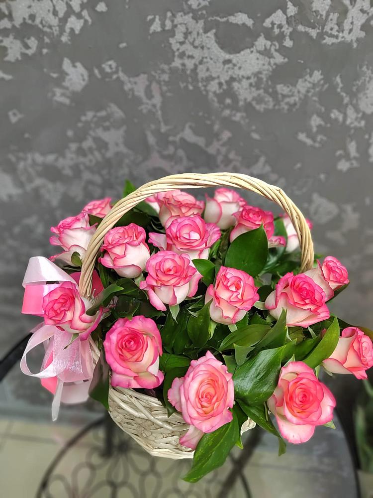 Цветочная композиция из Розы в корзине в Гатлукае