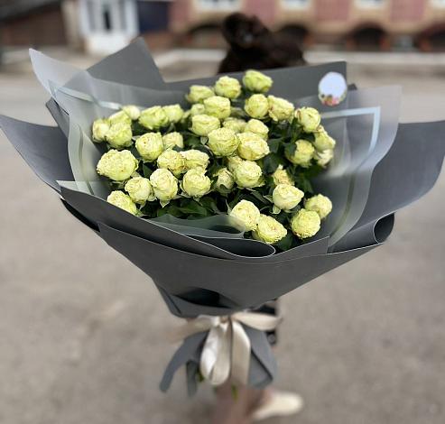 Букет Белые кустовые розы Солинеро в Гатлукае