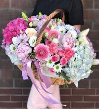 Композиция солнечный день в Гатлукае Цветочная композиция из Розы, Хризантемы, Пионы и Лизиантусы в корзине в Гатлукае
