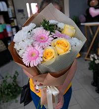 Букет цветов из:  Герберы, Розы и Хризантемы в Гатлукае