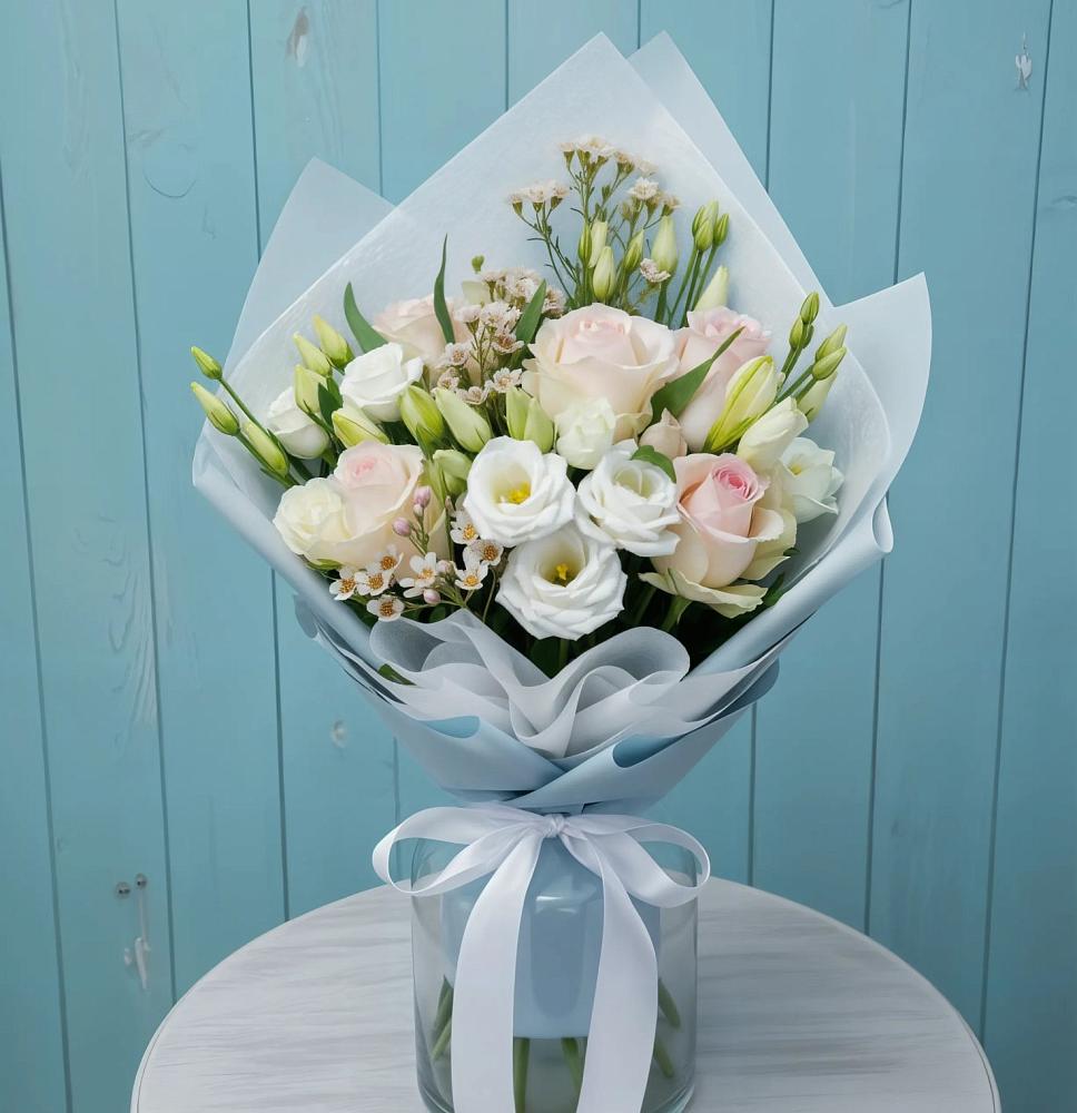 Букет цветов из: Розы и Лизиантусы в Гатлукае