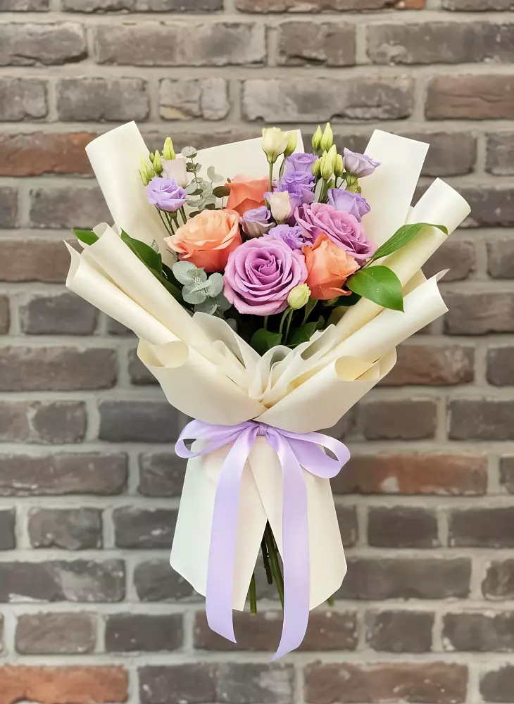 Букет цветов из: Лизиантусы и Розы в Гатлукае