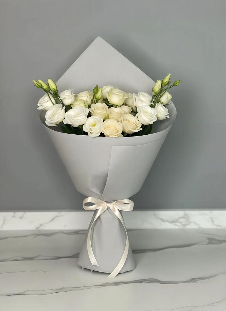 Букет цветов из: Розы и Лизиантусы в Гатлукае