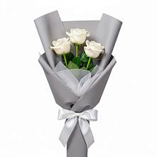 Букет 3 белые розы в Гатлукае