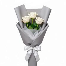 Букет 3 белые розы в Гатлукае