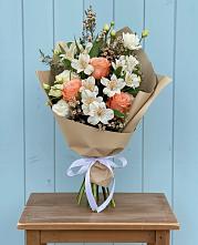 Букет цветов из:  Альстромерии, Лизиантусы, Розы и Хризантемы в Гатлукае