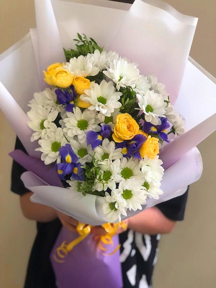 Букет цветов из: Ирисы, Хризантемы и Розы в Гатлукае