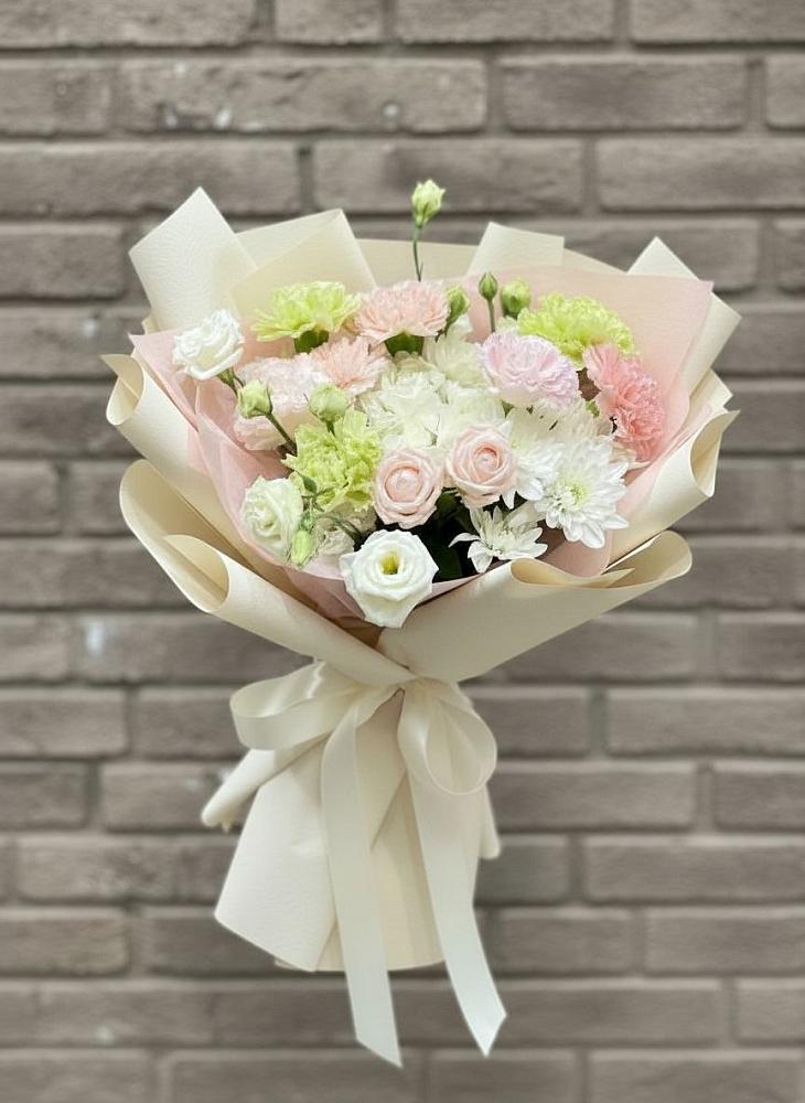 Букет цветов из: Гвоздики, Розы, Лизиантусы и Хризантемы в Гатлукае