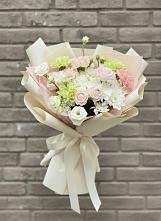 Букет цветов из:  Гвоздики, Розы, Лизиантусы и Хризантемы в Гатлукае
