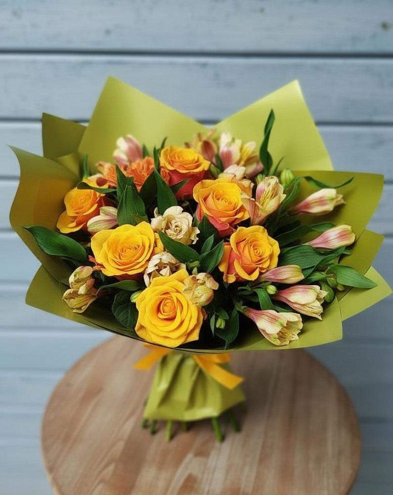 Букет цветов из: Альстромерии и Розы в Гатлукае