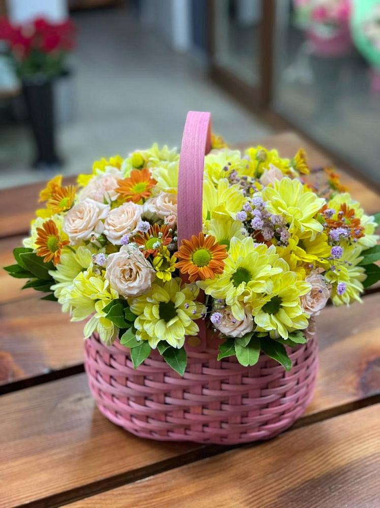 Цветочная композиция из Хризантемы и Розы в корзине в Гатлукае