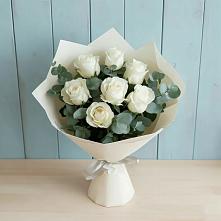 Букет Белые розы в Эвкалипте в Гатлукае