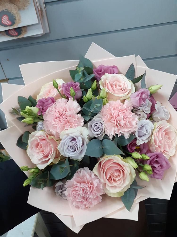 Букет цветов из: Розы, Гвоздики и Лизиантусы в Гатлукае