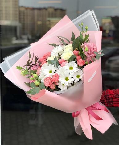 Букет цветов из: Розы, Лизиантусы и Хризантемы в Гатлукае