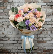 Букет цветов из:  Розы, Лизиантусы и Гвоздики в Гатлукае