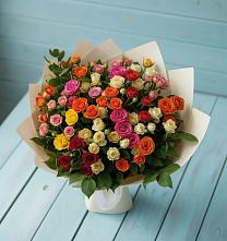 Букет Микс из разноцветных кустовых роз в Гатлукае