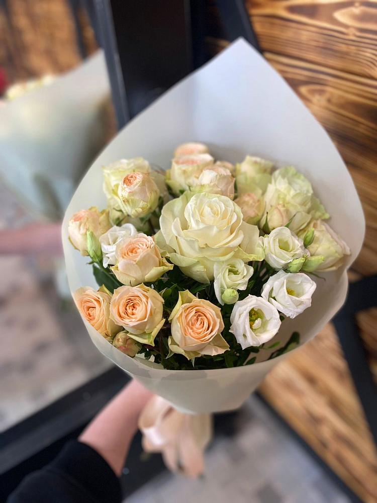 Букет цветов из: Розы и Лизиантусы в Гатлукае