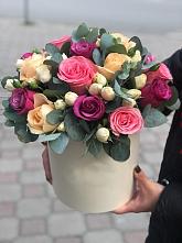 Цветочная композиция из Розы в шляпной коробке в Гатлукае